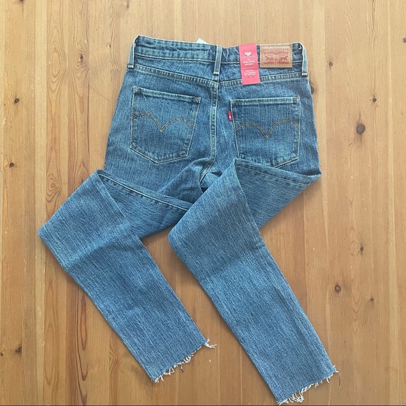 High Rise Skinny Levi’s - Picture 2 of 2
